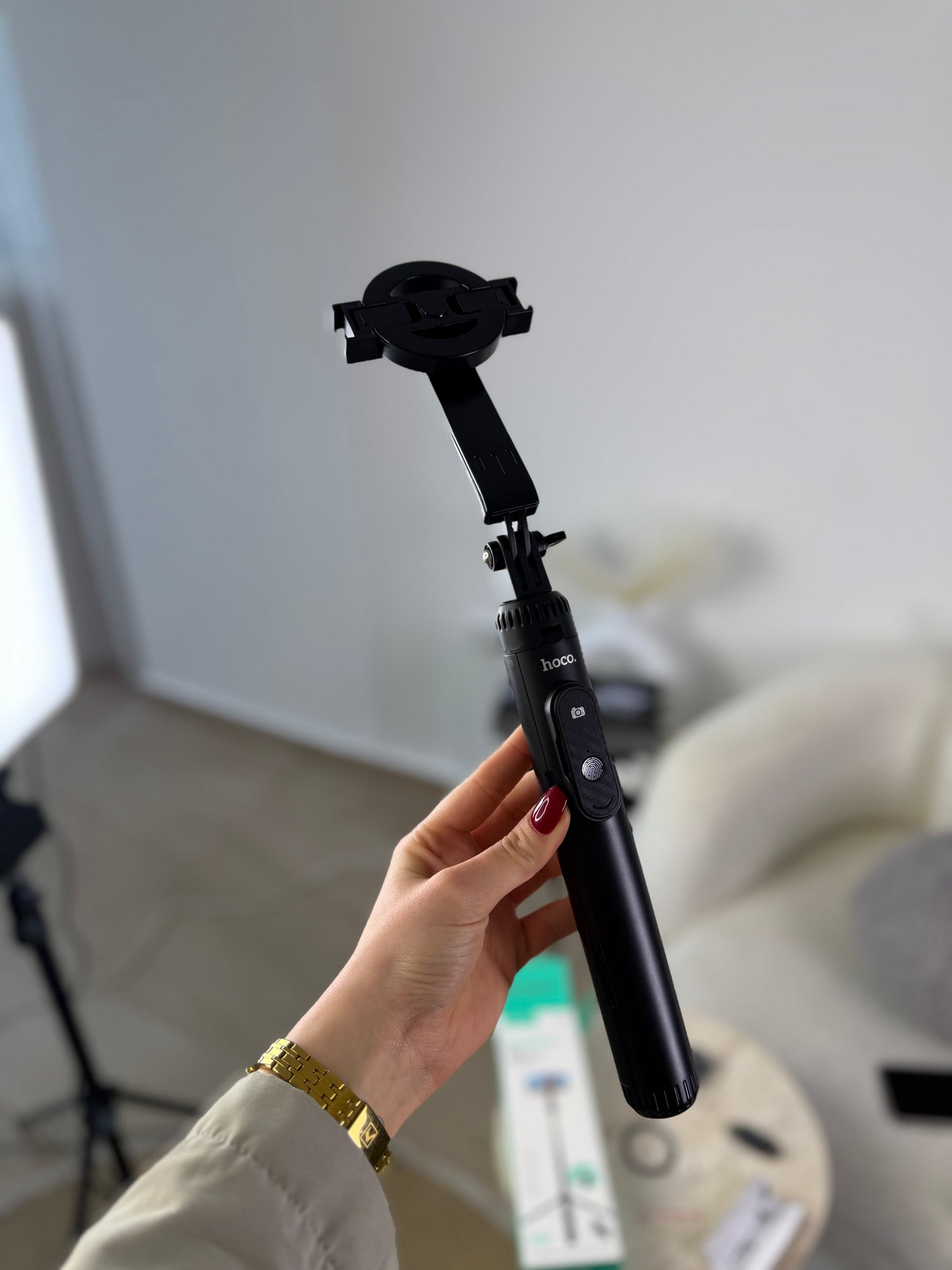 Magnetic live broadcast holder