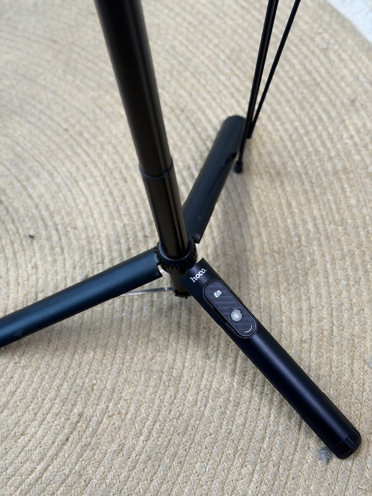 Magnetic live broadcast holder