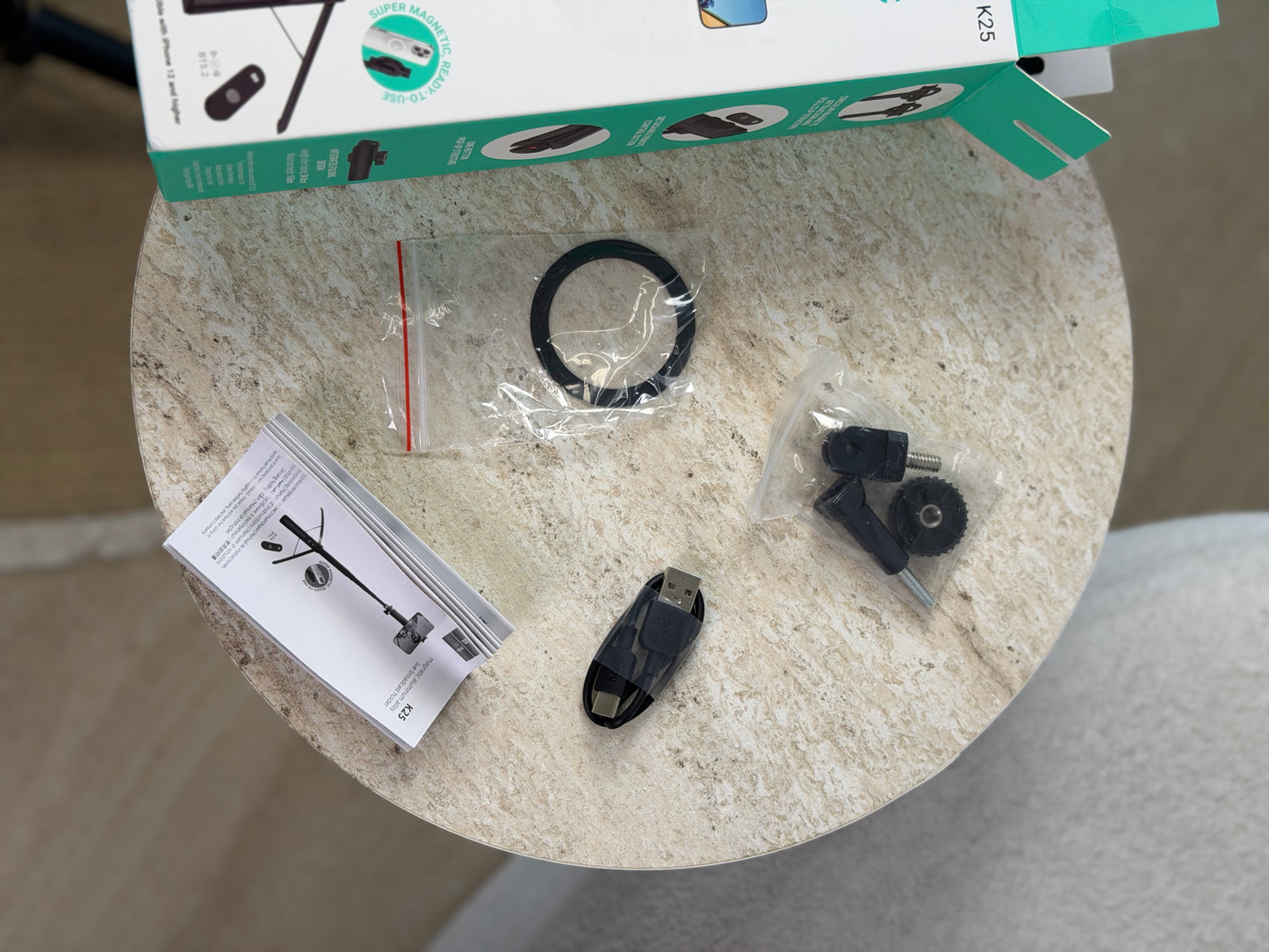 Magnetic live broadcast holder