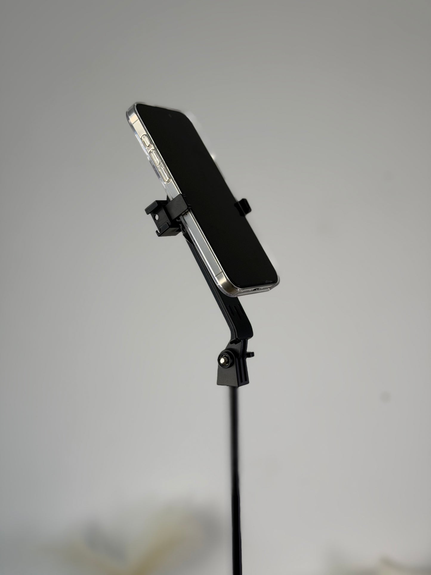 Magnetic live broadcast holder